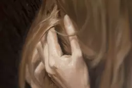 Detail der Assemblage „Magie der Mitte“ von Frank Rosenzweig: Nahaufnahme von Hand, Haar und Gesichtspartie eines weiblichen Akts in Ölmalerei.