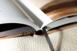 Buch mit Lesebändchen