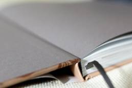 Graues schweres Vorsatzpapier hält den Buchband fest in seinem Hardcover Einband